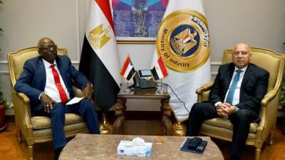 وزير الصناعة يلتقي وزير البنية التحتية والنقل بجمهورية السودان لبحث التعاون