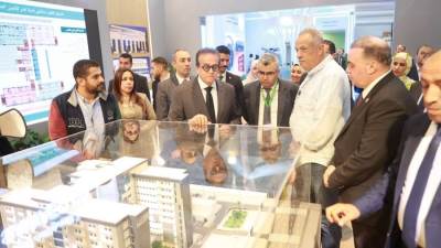 نائب رئيس مجلس الوزراء وزير الصحة يتفقد معرض «سمارت هيلث جيت» وجناح التنمية البشرية