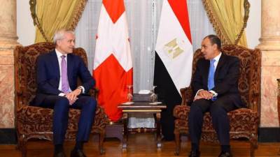 وزير الخارجية يعقد مشاورات مع وزير العدل والشرطة السويسري