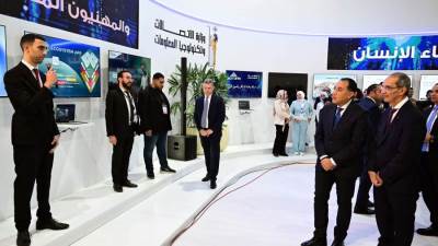 مدبولي يناقش عددا من خريجي مبادرات وزارة الاتصالات وأصحاب الشركات الناشئة حول مشروعاتهم