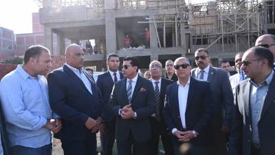 وزير الرياضة رفقة محافظ الإسماعيلية يتفقدان مشروع إنشاء المدرسة المصرية اليابانية