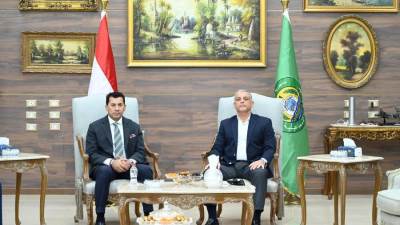 وزير الرياضة ومحافظ الإسماعيلية يلتقيان اللجنة المؤقتة لإدارة شئون النادي الإسماعيلي بديوان المحافظة