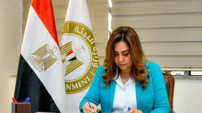 وزيرة التنمية المحلية والقائم بأعمال وزير البيئة توقع اتفاق الدولة المضيفة