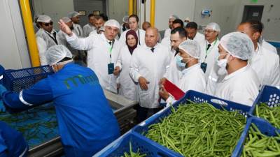 وزير الصناعة والنقل يتفقد 4 مصانع كبرى متخصصة في الصناعات الغذائية بالنوبارية والسادات