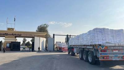 قافلة «زاد العزة» الـ75 تدخل إلى الفلسطينيين بقطاع غزة