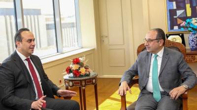 وزير قطاع الأعمال العام يستقبل رئيس هيئة الرعاية الصحية لبحث تعزيز التعاون المشترك