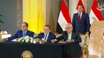 النائب العام يوقع وثيقة تسليم المضبوطات الذهبية للبنك المركزى المصرى