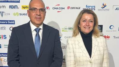 سويلم يلتقي السفيرة المكلفة بالبيئة بالحكومة الفرنسية على هامش مؤتمر "طموح أفريقيا" المنعقد بالعاصمة الفرنسية باريس