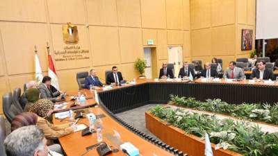 وزير الإسكان يستقبل محافظ بورسعيد لبحث استعدادت المحافظة للتعامل مع موسم الأمطار