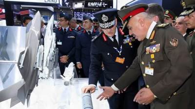 رئيس أركان حرب القوات المسلحة يعود إلى أرض الوطن عقب مشاركته فى فعاليات معرض "دبى الدولى للطيران 2025"