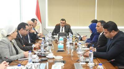 وزير الإسكان يتابع الاشتراطات والضوابط والمعايير الخاصة بالإعلانات على الطرق العامة والمحاور