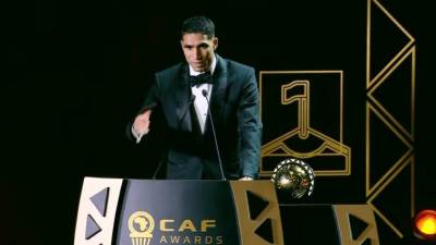 المغربي أشرف حكيمي يتوج بجائزة أفضل لاعب في إفريقيا لعام 2025