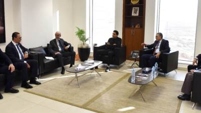 رئيس هيئة الاستثمار يلتقي المدير الإقليمي لشركة "مينهارت" السنغافورية لبحث التوسع في الاستثمارات