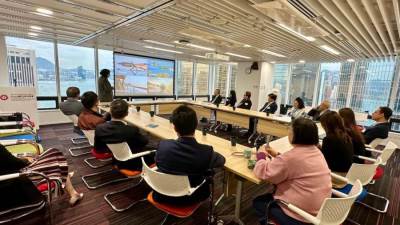 نائب وزير السياحة تلتقي مع وزيرة الدولة للسياحة والرياضة والثقافة ومسئولي هيئة الاستثمار ومجموعة من المستثمرين في مجال الفنادق في هونج كونج