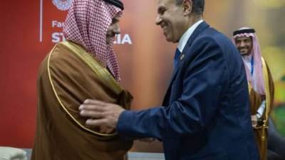 وزير الخارجية ونظيره السعودي يؤكدان عمق وتميز العلاقات التاريخية بين البلدين