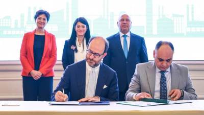  مصر توقّع مع الوكالة الفرنسية للتنمية وبنك الاستثمار الأوروبي اتفاق تمويل ميسر ومنحة بقيمة 53.8 مليون يورو (2.9 مليار جنيه)