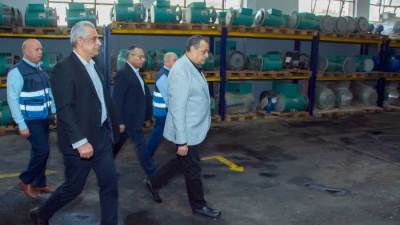وزير الإنتاج الحربى يتفقد سير العملية الإنتاجية بشركة حلوان لمحركات الديزل
