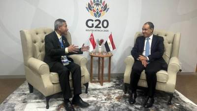 وزير الخارجية يلتقي نظيره السنغافوري لبحث التعاون