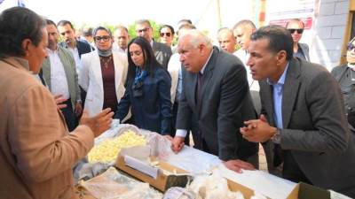 وزيرة التضامن تتفقد وحدة إنتاج الحرير خلال زيارتها لمحافظة الوادي الجديد