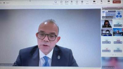 رئيس الرقابة المالية يلقي محاضرة افتراضية أمام المشاركين في برنامج Kings College London