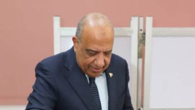  وزير الكهرباء يدلي بصوته في انتخابات "النواب" أمام المركز الانتخابي بمدرسة المنارة بمدينة نصر