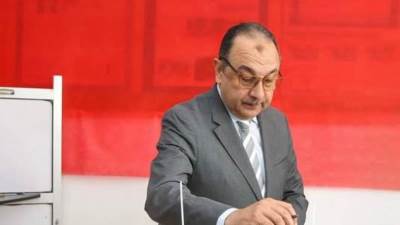 وزير قطاع الأعمال يدلي بصوته في انتخابات مجلس النواب بلجنته الانتخابية