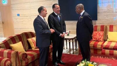 رئيس أنجولا يستقبل رئيس الوزراء خلال مشاركته فعاليات القمة السابعة بين الاتحاد الأفريقي والاتحاد الأوروبي