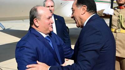 رئيس الوزراء يستقبل الوزير الأول للجمهورية الجزائرية بمطار القاهرة الدولي