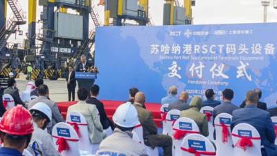 اقتصادية قناة السويس تشهد تسليم 24 وحدة من معدات مناولة الحاويات بمحطة شركة البحر الأحمر للحاويات