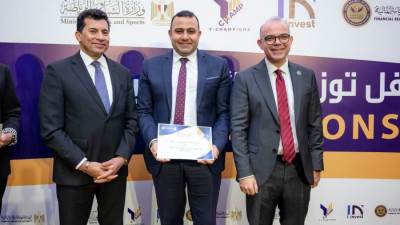 رئيس هيئة الرقابة المالية يكرّم فريق عمل تطوير معايير المراجعة المصرية