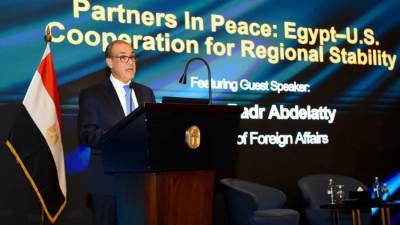 وزير الخارجية يلقي كلمة شاملة حول محددات الموقف المصري من أزمات المنطقة في غرفة التجارة الأمريكية بالقاهرة