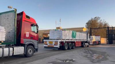 قافلة «زاد العزة» الـ81 تدخل إلى الفلسطينيين بقطاع غزة