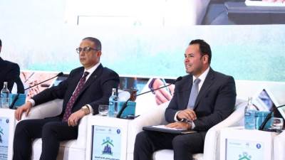 جلسة نقاشية موسّعة حول تطوير البنية التحتية والخدمات العامة من منظور اللامركزية والحوكمة