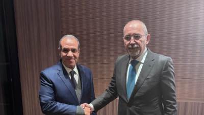 وزير الخارجية يلتقي نظيره الأردني في برشلونة