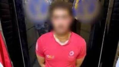 ضبط شخص بالقاهرة لقيامه بالنصب على المواطنين عبر مواقع التواصل الاجتماعي بزعم بيع الأسلحة البيضاء