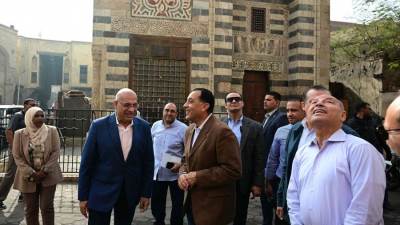 رئيس الوزراء يتفقد أعمال إعادة إحياء منطقة حارة الروم وباب زويلة