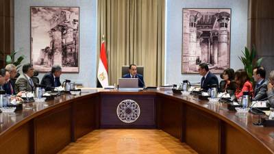 رئيس الوزراء يتابع الموقف التنفيذي لتطوير المناطق المحيطة بمنطقة هضبة الأهرامات