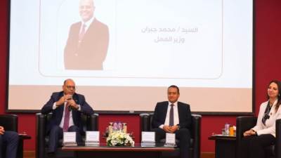 وزير العمل يفتتح ندوة توعوية بشأن قانون العمل الجديد