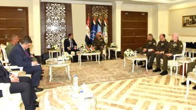 وزير الدفاع ورئيس الأركان يعقدان سلسلة لقاءات مع قادة الوفود العسكرية في EDEX 2025