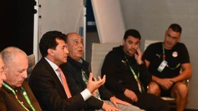 وزير الرياضة وأبو ريدة يتفقدان بعثة المنتخب المصري المشاركة في بطولة كأس العرب بقطر