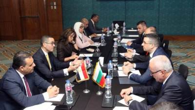 وزير الاستثمار والتجارة الخارجية يلتقي وزير الاقتصاد والصناعة بجمهورية بلغاريا