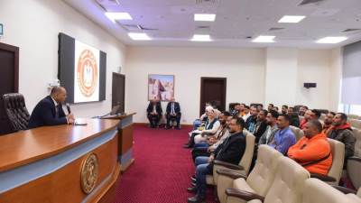 وزير العمل يسلّم 25 عقد عمل جديد لشباب مصري للعمل بدولة الإمارات