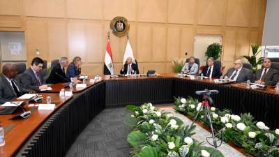 وزير الصناعة يبحث مع الرئيس التنفيذي لمجموعة فولكس فاجن الألمانية خطة المجموعة لتصنيع السيارات في مصر