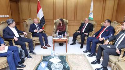 وفد صيني رفيع يلتقي بنائب محافظ الجيزة ومنظومة OMC الاقتصادية لبحث فرص الاستثمار والتعاون الاقتصادي