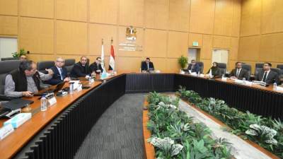وزير الإسكان يعقد اجتماعا مع مسئولي شركة "سيتي إيدج" لاستعراض خططها التسويقية لمشروعات "هيئة المجتمعات العمرانية الجديدة"