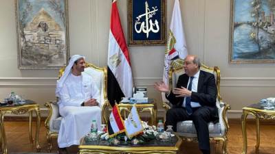 وزير الطيران يبحث مع رئيس مجموعة أبوظبي للطيران آفاق أوسع من التعاون المصري-الإماراتي