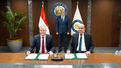 أول مشروع من نوعه في مصر .. وزير البترول والثروة المعدنية يشهد توقيع عقد رخصة إنتاج وقود الطائرات المستدام