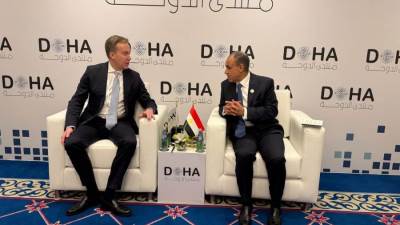 وزير الخارجية يلتقي مع رئيس المنتدى الاقتصادي العالمي