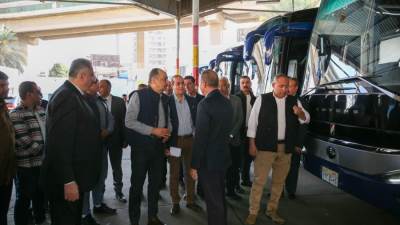 وزير قطاع الأعمال العام في جولة ميدانية موسعة شملت تفقد نماذج لمركبات سياحية جديدة وورش الصيانة والمخازن بشركتي "مصر للسياحة" و"هايديليكو"