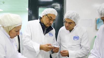 في زيارة مفاجئة.. وزير قطاع الأعمال العام يتفقد شركة ممفيس للأدوية لمتابعة سير العمل والإنتاج